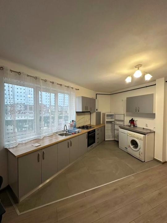 Apartament 3 camere de închiriat, parcare, zona BMW 