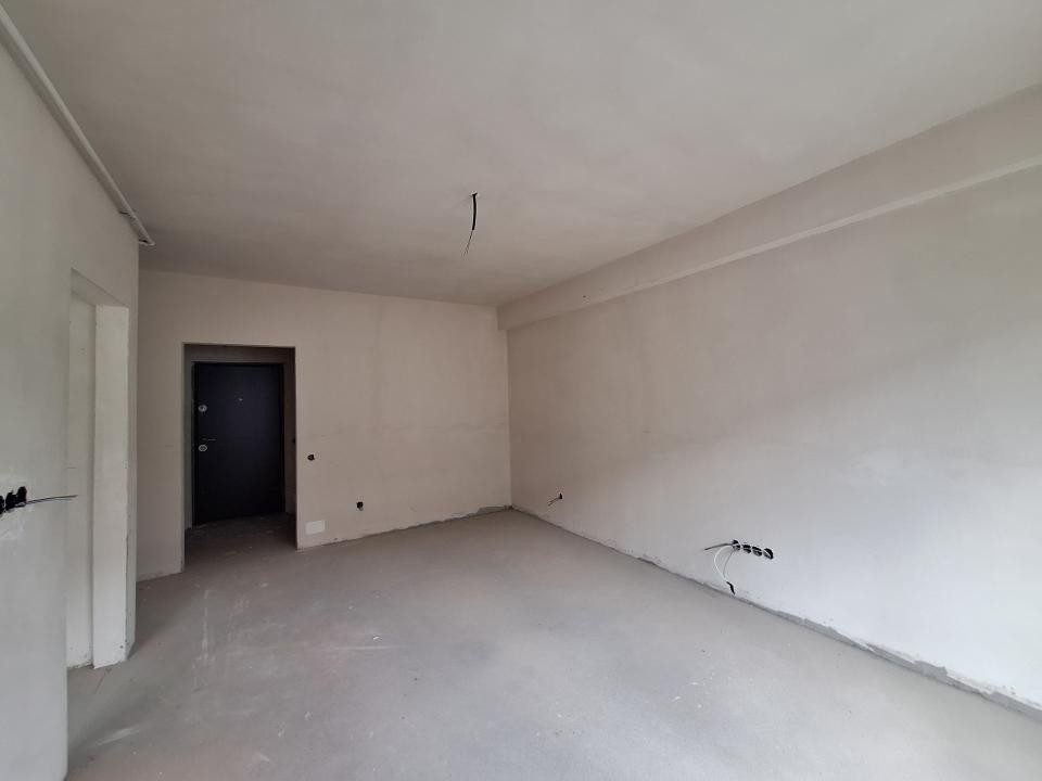 Apartament semifinisat cu CF, balcon, zona Terra