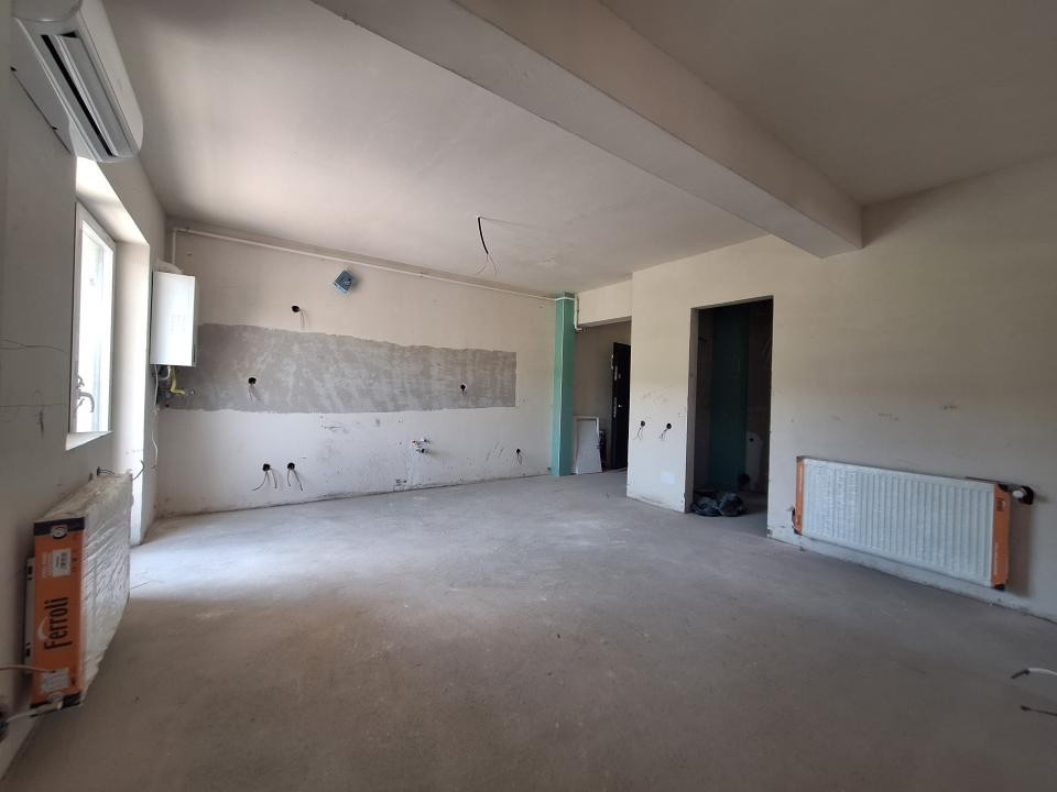 Apartament cu 3 camere semifinisat, cu CF, balcon, zona Terra