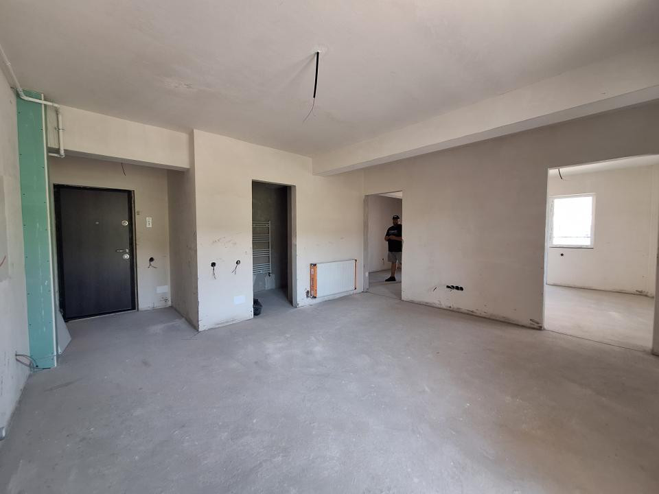Apartament cu 3 camere semifinisat, cu CF, balcon, zona Terra