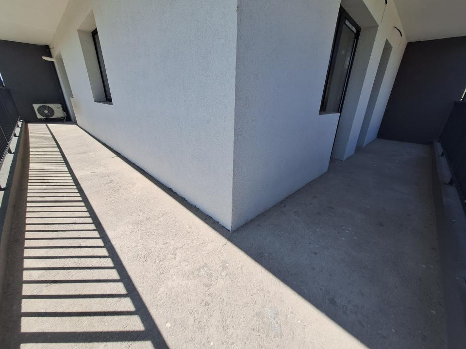 Apartament cu 3 camere semifinisat, cu CF, balcon, zona Terra