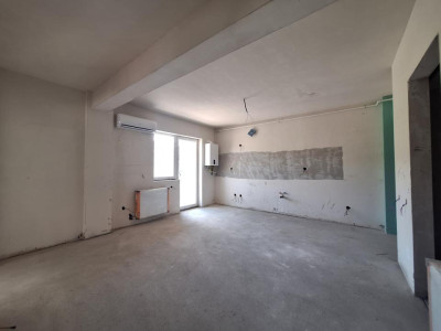 Apartament cu 3 camere semifinisat, cu CF, balcon, zona Terra