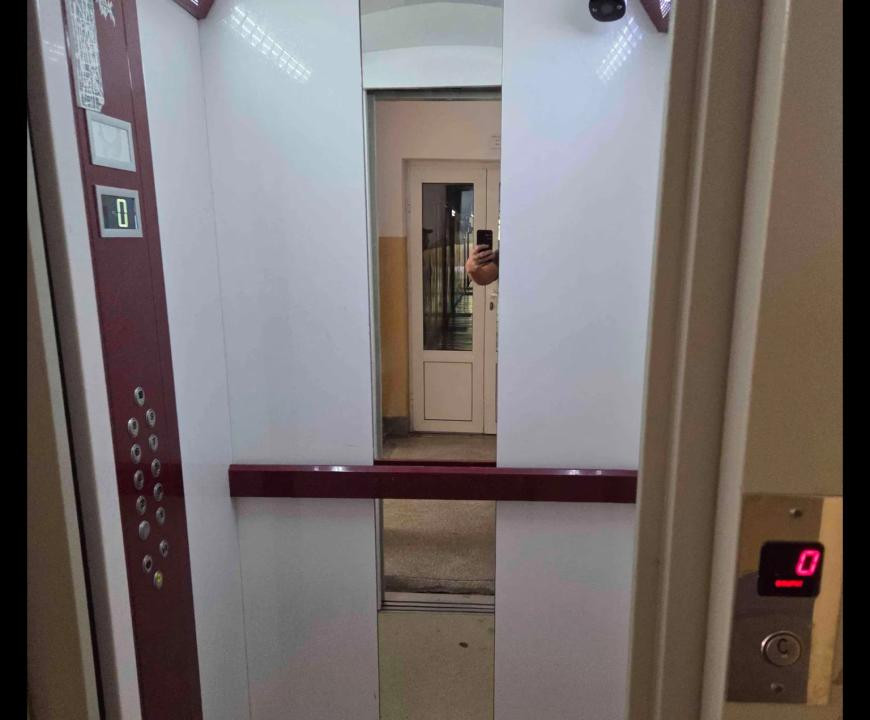 Garsoniera la cheie, etaj intermediar, zona strazii BUCEGI
