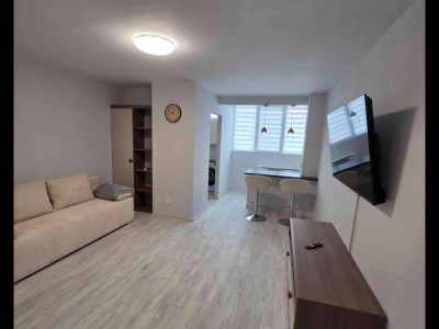 Garsoniera la cheie, etaj intermediar, zona strazii BUCEGI
