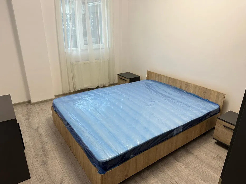 Apartament decomandat, 48 mp, terasa de 51 mp, zona Teilor