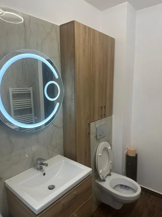 Apartament decomandat, 48 mp, terasa de 51 mp, zona Teilor