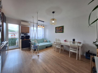 Apartament cu 3 camere, 65,6 mp, 2 parcari, 2 bai, zona Fagului