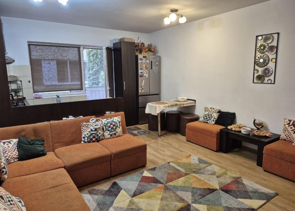 Apartament cu 3 camere , etaj intermediar, parcare inclusa 