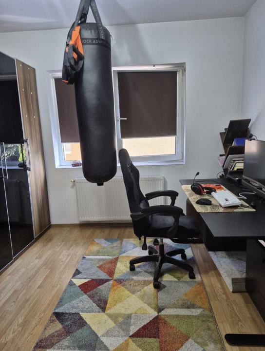 Apartament cu 3 camere , etaj intermediar, parcare inclusa 