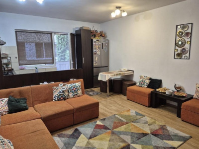 Apartament cu 3 camere , etaj intermediar, parcare inclusa 