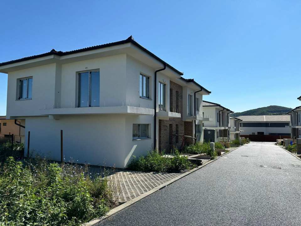 Duplex 100 mp utili, teren 200mp, ansamblu privat, Floresti