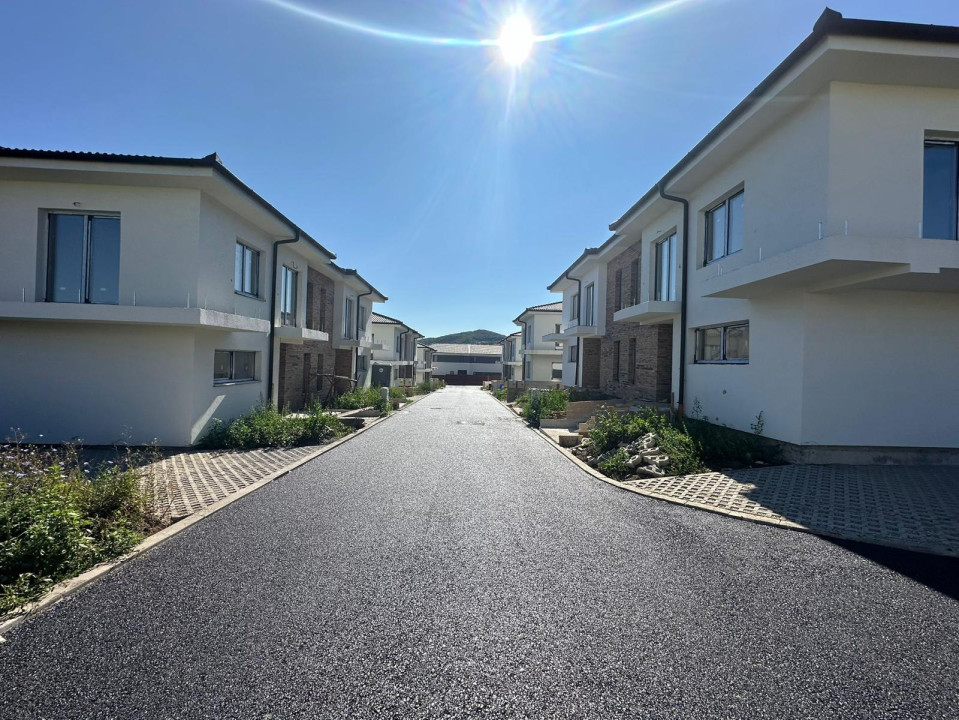 Duplex 100 mp utili, teren 200mp, ansamblu privat, Floresti