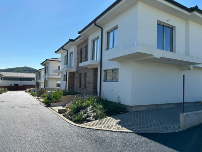 Duplex 100 mp utili, teren 200mp, ansamblu privat, Floresti