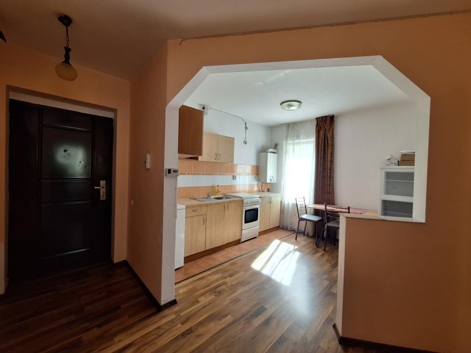 Apartament decomandat, etajul 1, zona KIK
