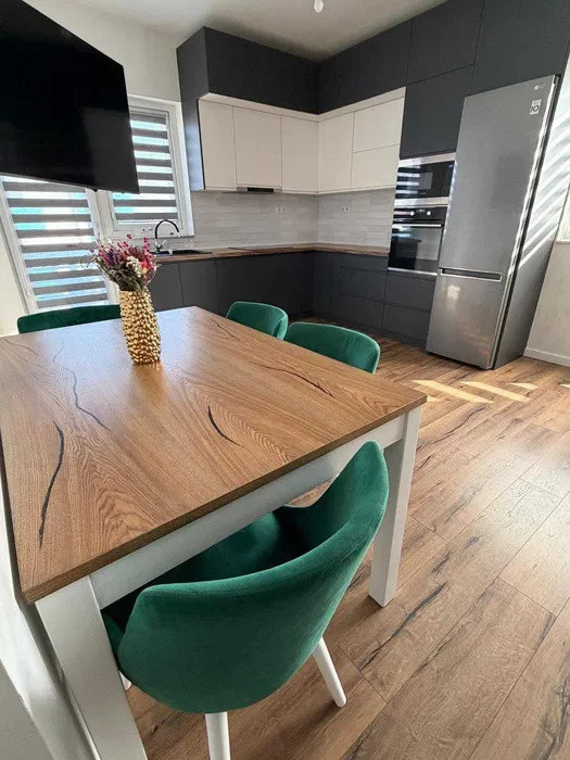Apartament modern cu 3 camere, terasa de 36 mp, zona Eroilor