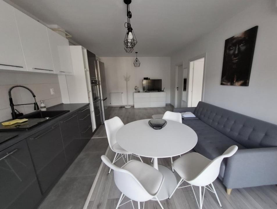 Apartament cu 2 camere , etaj intermediar 