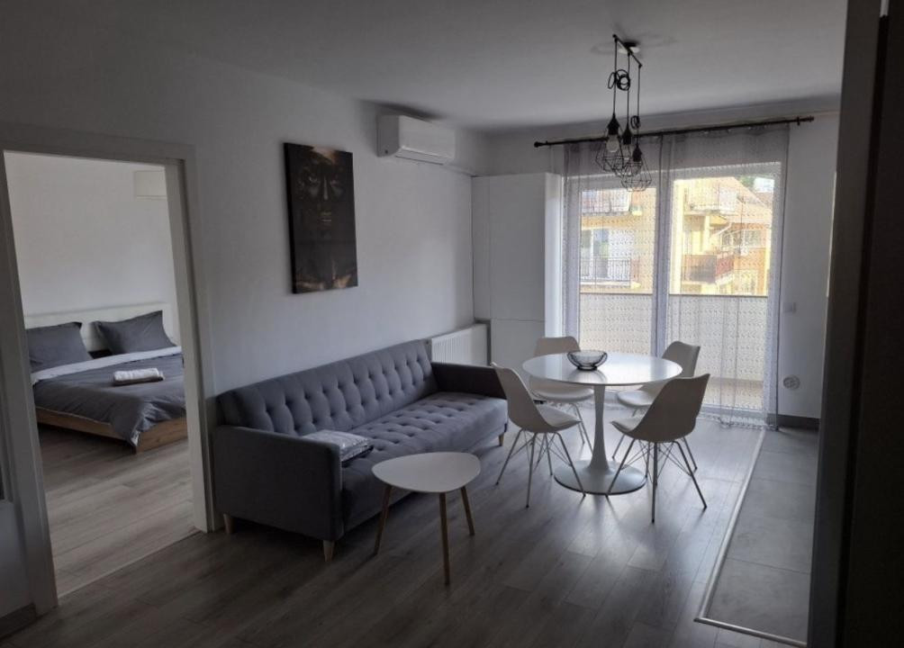Apartament cu 2 camere , etaj intermediar 