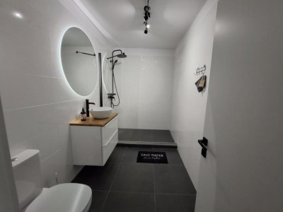 Apartament cu 2 camere , etaj intermediar 
