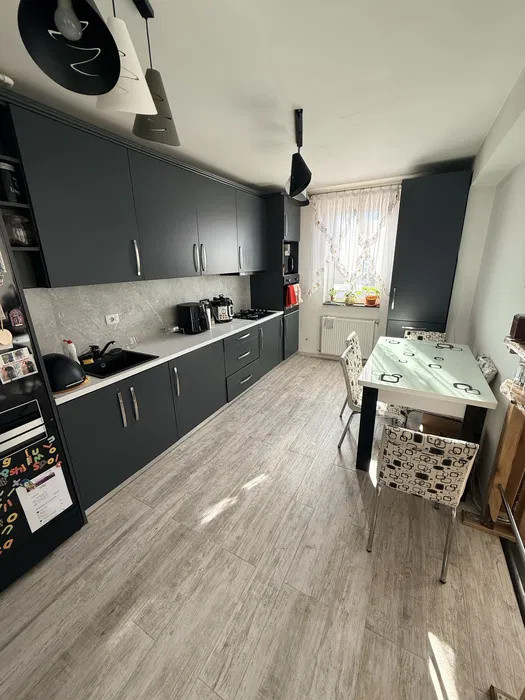 Apartament cu 3 camere, 77 mp, parcare, zona Cetatii