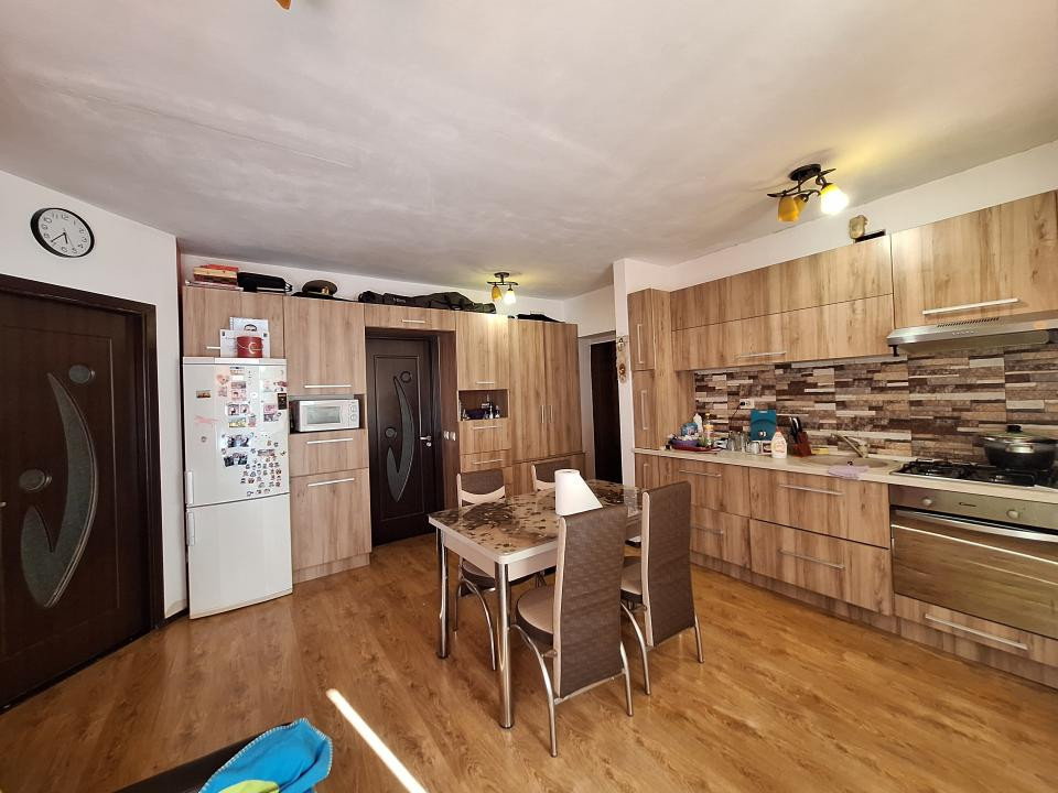 Apartament decomandat, 2 balcoane, zona KIK