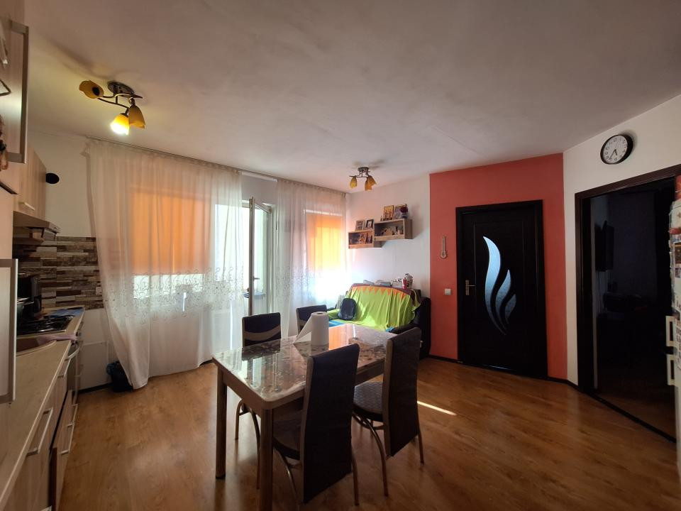Apartament decomandat, 2 balcoane, zona KIK