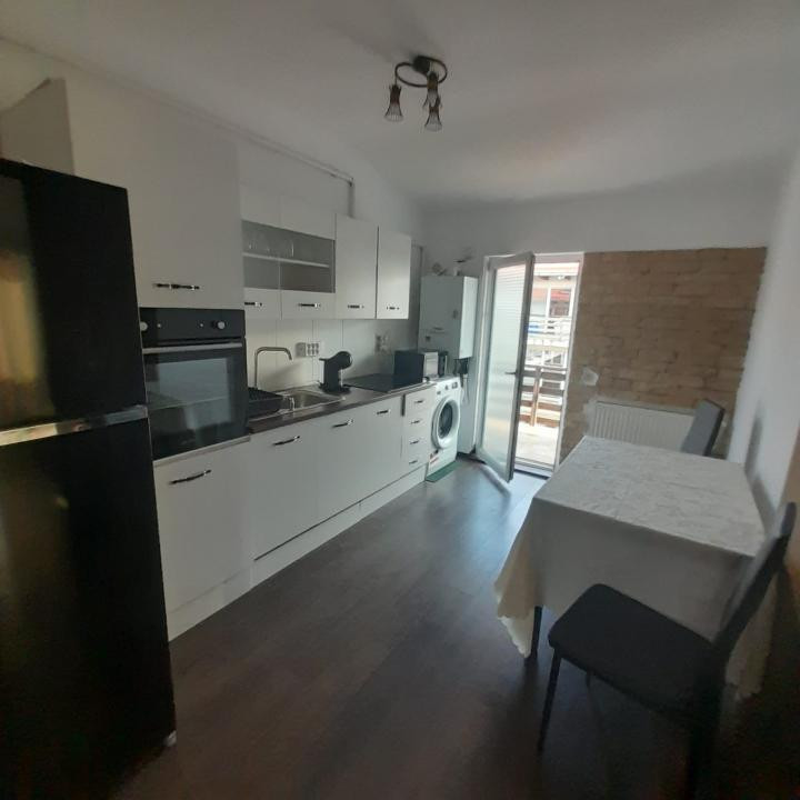 Apartament cu 2 camere decomandate 50mp plus 3 terase zona Eroilor 