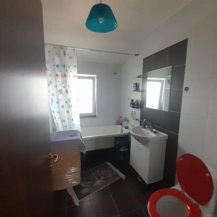 Apartament cu 2 camere decomandate 50mp plus 3 terase zona Eroilor 