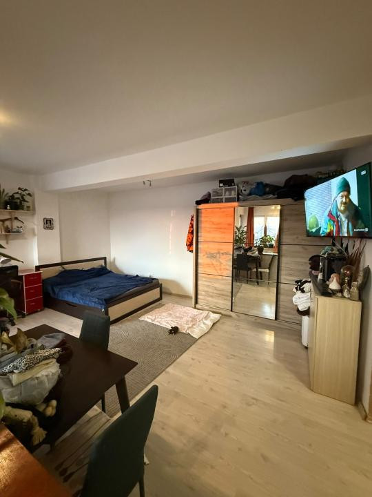 Apartament spatios cu o camera, etaj intermediar, parcare, zona Primariei