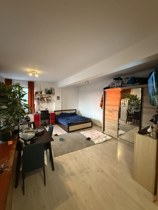 Apartament spatios cu o camera, etaj intermediar, parcare, zona Primariei