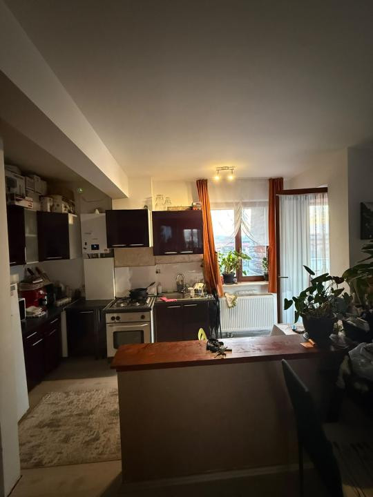 Apartament spatios cu o camera, etaj intermediar, parcare, zona Primariei