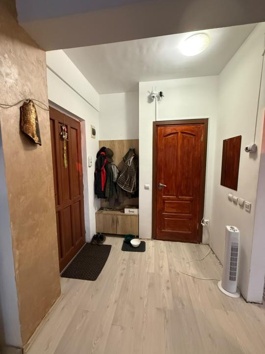 Apartament spatios cu o camera, etaj intermediar, parcare, zona Primariei