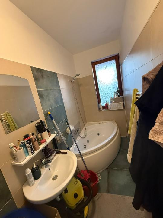 Apartament spatios cu o camera, etaj intermediar, parcare, zona Primariei