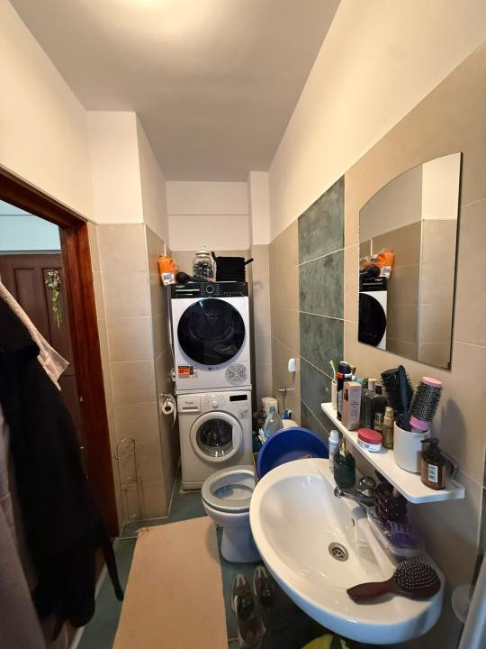 Apartament spatios cu o camera, etaj intermediar, parcare, zona Primariei