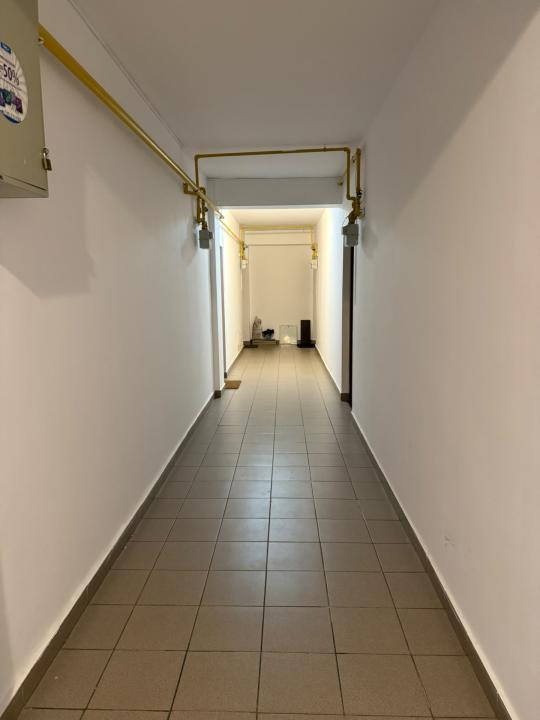 Apartament spatios cu o camera, etaj intermediar, parcare, zona Primariei