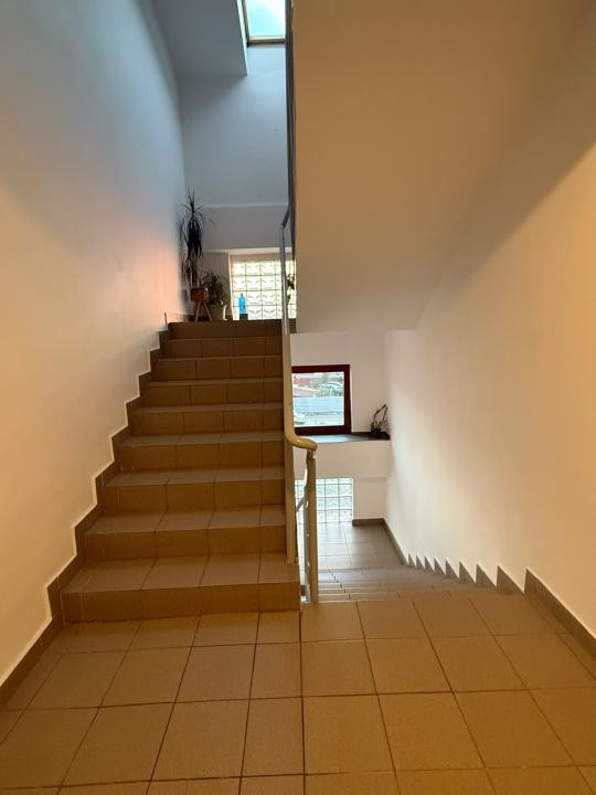 Apartament spatios cu o camera, etaj intermediar, parcare, zona Primariei