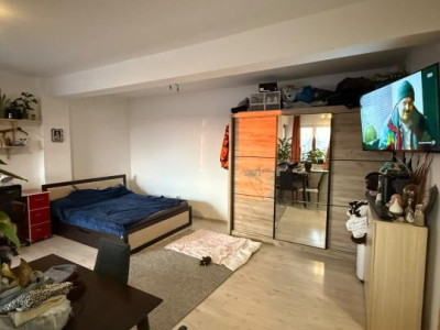 Apartament spatios cu o camera, etaj intermediar, parcare, zona Primariei