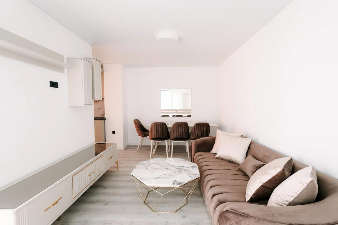 Apartament 3 camere, prima închiriere, parcare subterană, zona Frunzisului