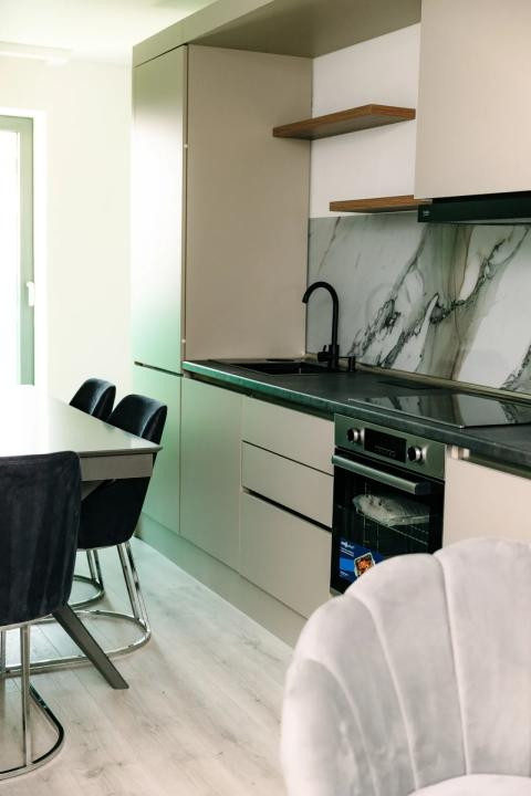 Apartament 2 camere, prima închiriere, parcare subterană, zona Frunzisului