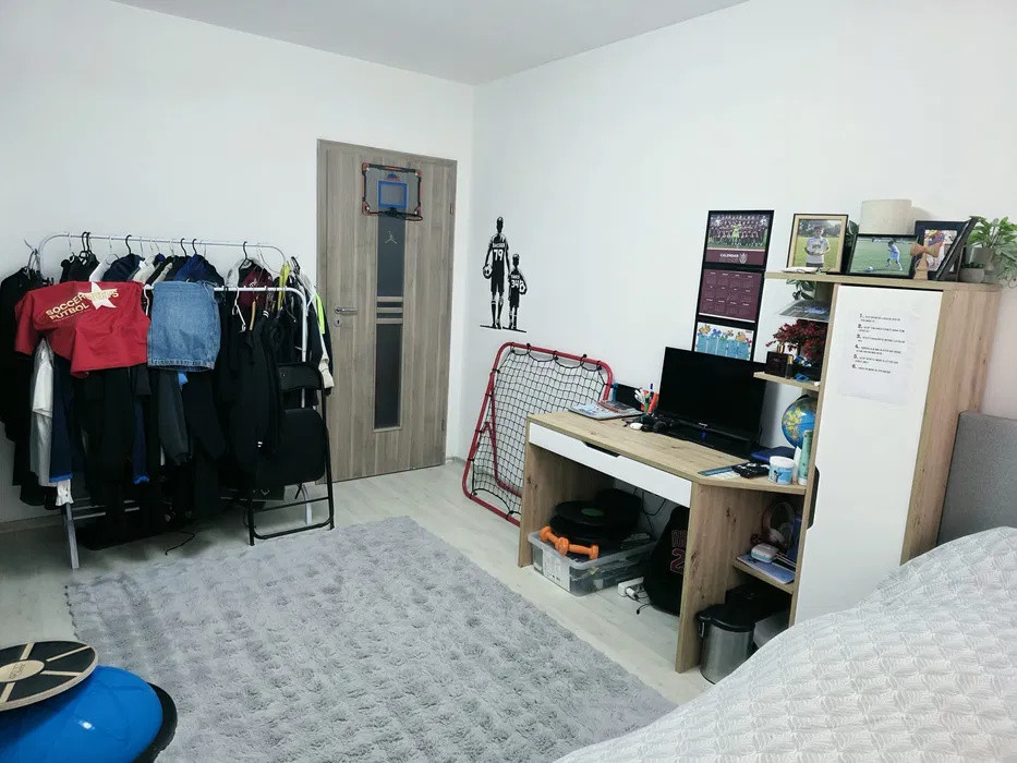 Apartament cu 3 camere, 70 mp, parcare, balcon, zona Tineretului
