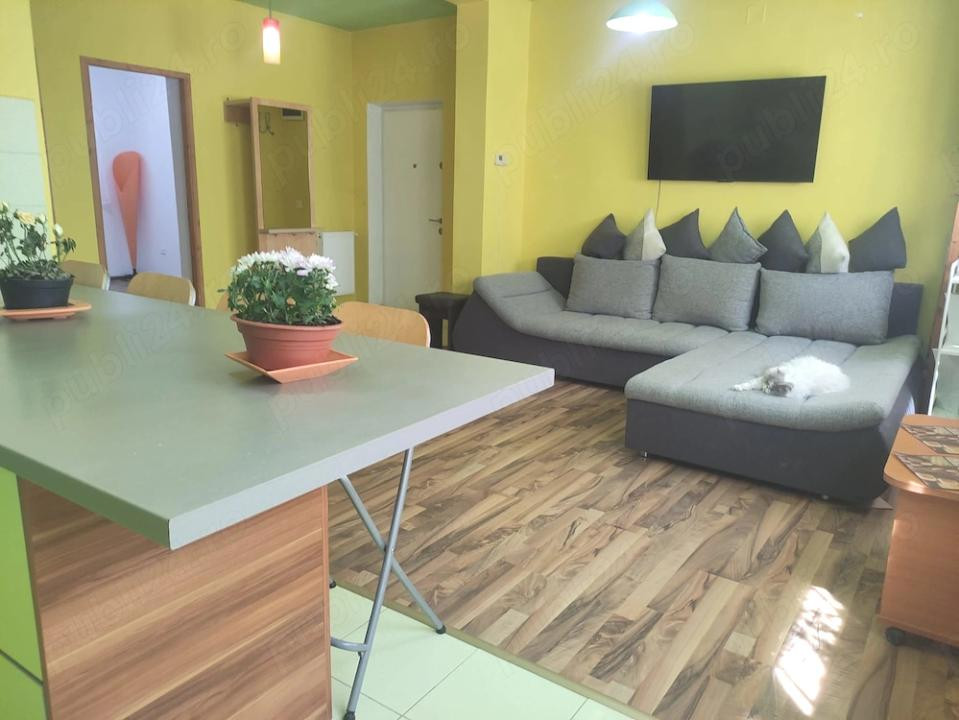 Apartament cu 3 camere, 2 parcari, zona Fagului
