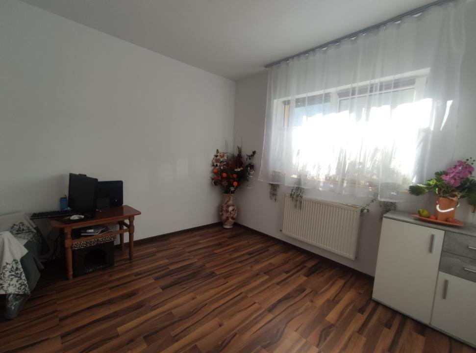 Apartament cu 3 camere, 2 parcari, zona Fagului