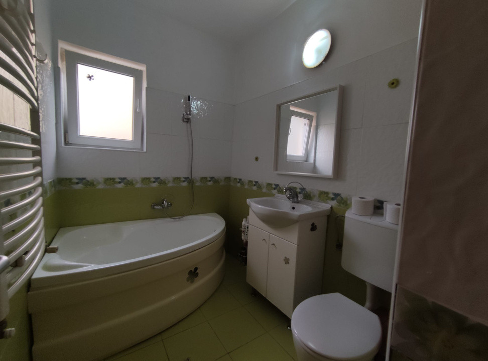 Apartament cu 3 camere, 2 parcari, zona Fagului