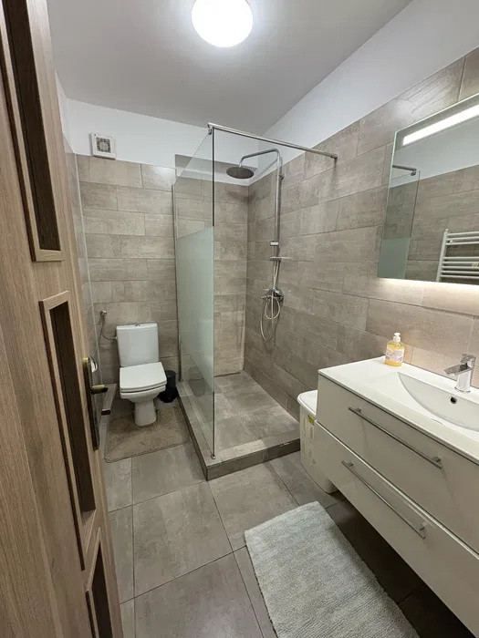 Apartament la etaj intermediar, parcare, zona Tineretului