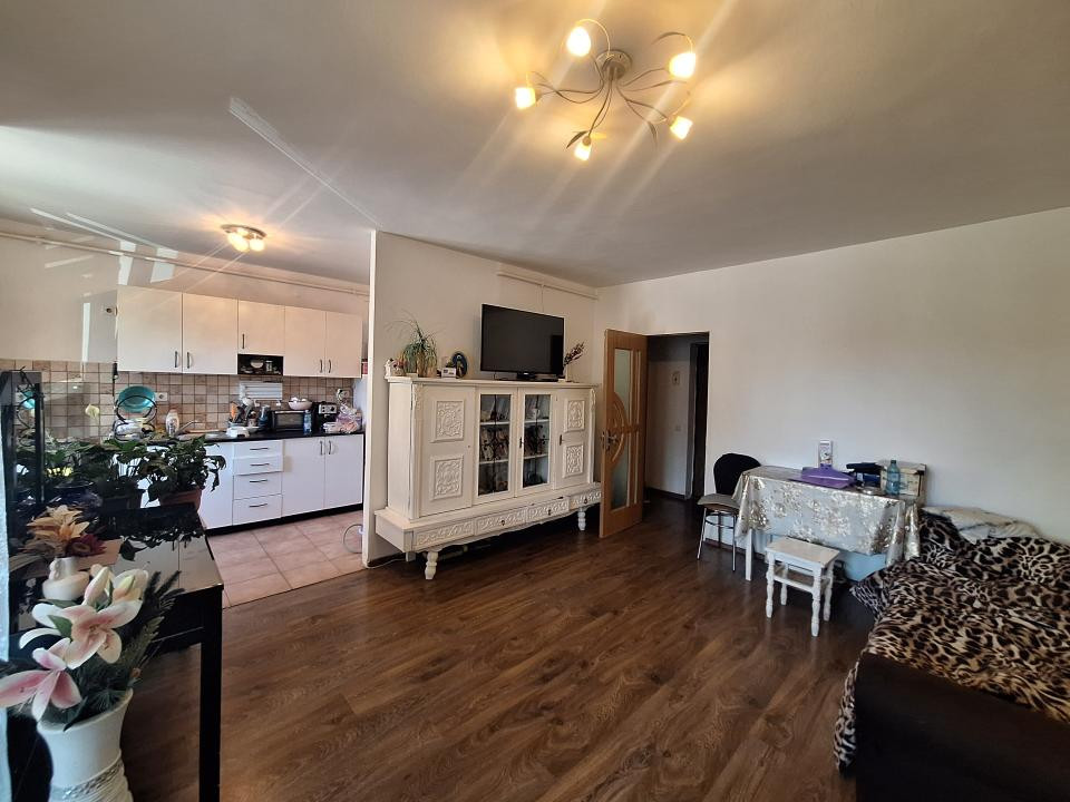 Apartament cu o camera, balcon, zona Florilor