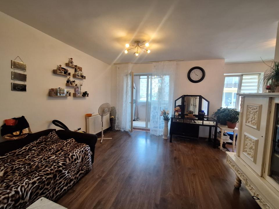 Apartament cu o camera, balcon, zona Florilor