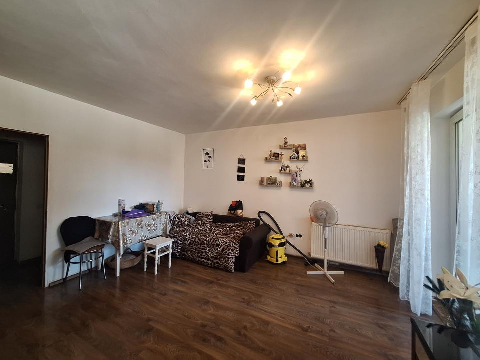 Apartament cu o camera, balcon, zona Florilor