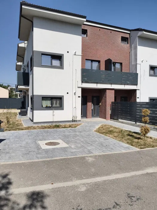 Apartament 2 camere,decomandate, grădină și parcare privată – zona Aurel Vlaicu