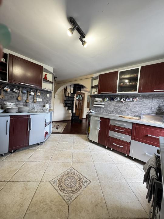 De Inchiriat! Apartament de 5 camere, 3 bai,terasa, garaj,Zona Zorilor