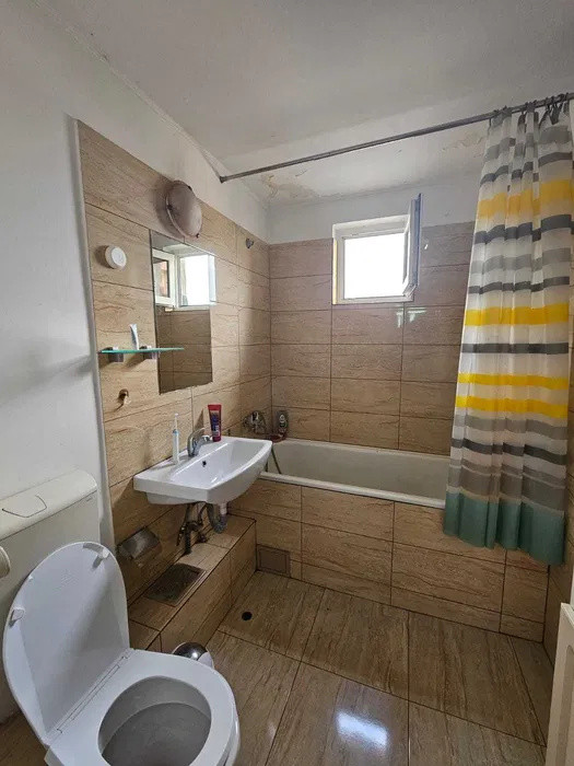Apartament 3 camere, decomandat, 70 mp, loc de parcare 