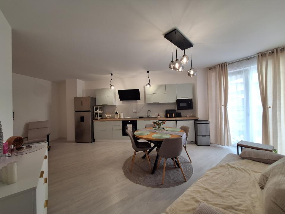 Apartament la cheie, bloc nou, balcon, zona Razoare